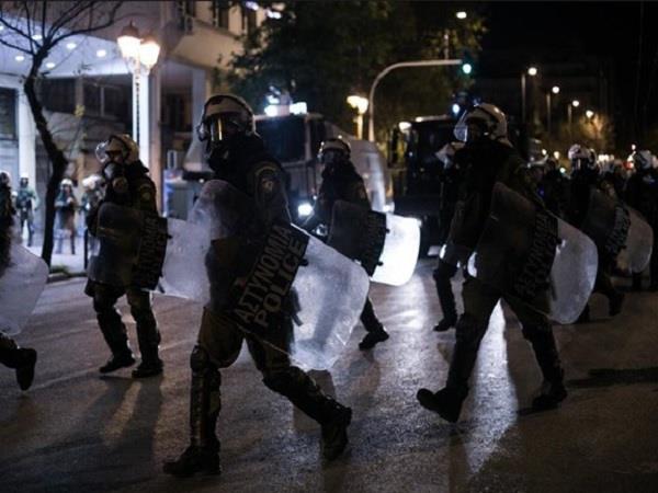 Εξάρχεια: Καταδρομική επίθεση σε βάρος της στατικής διμοιρίας των ΜΑΤ
