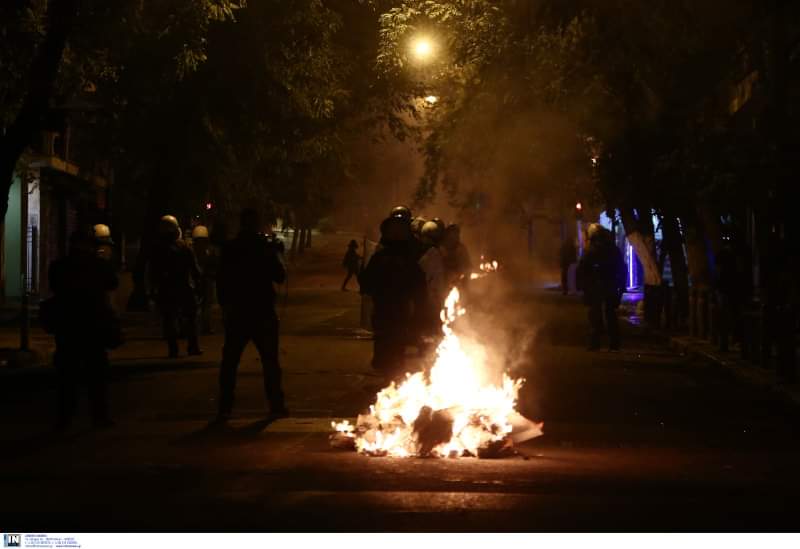 Εξάρχεια: Μολώτοφ στις Αστυνομικές δυνάμεις- Ένταση στην πλατεία