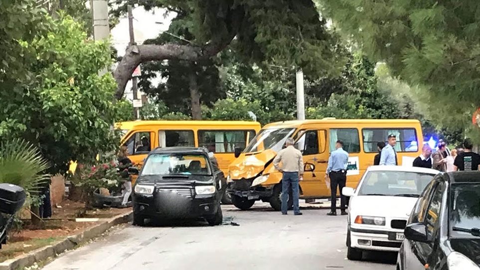 Τροχαίο-σοκ με δέκα νήπια στην Βούλα