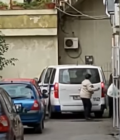 Αλβανία: Αστυνομικός Διοικητής και η συζυγός του με κρατικό όχημα, κλέβει την ανθρωπιστική βοήθεια για τους σεισμόπληκτους (Videο)