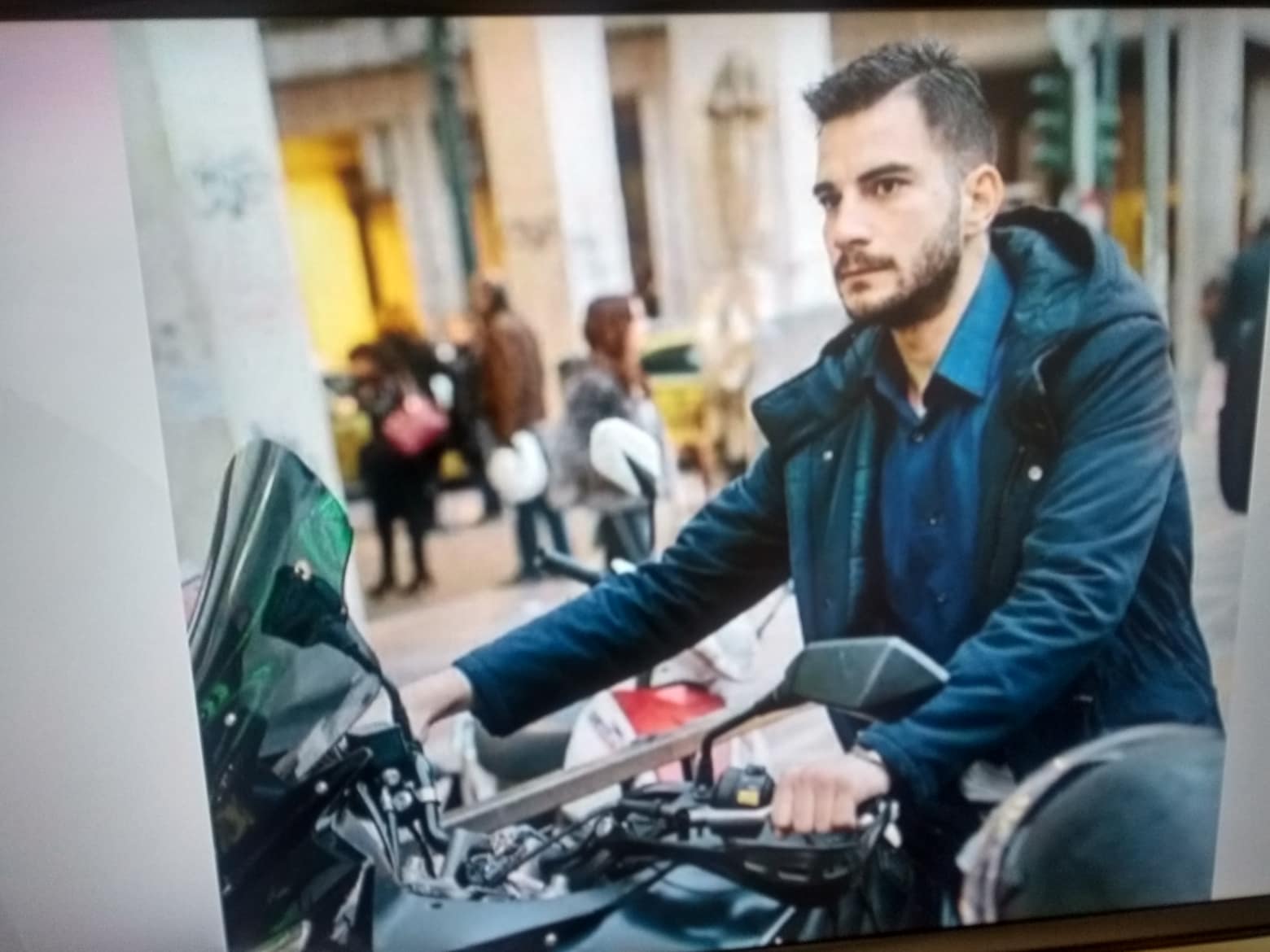 Ο Αξιωματικός του Τμήματος Αντιμετώπισης Ρατσιστικής Βίας, που «γκρέμισε» τα τείχη (video)
