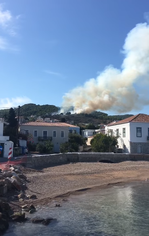 Σπέτσες : Δασική φωτιά σε κατάσβεση απο την Πυροσβεστική