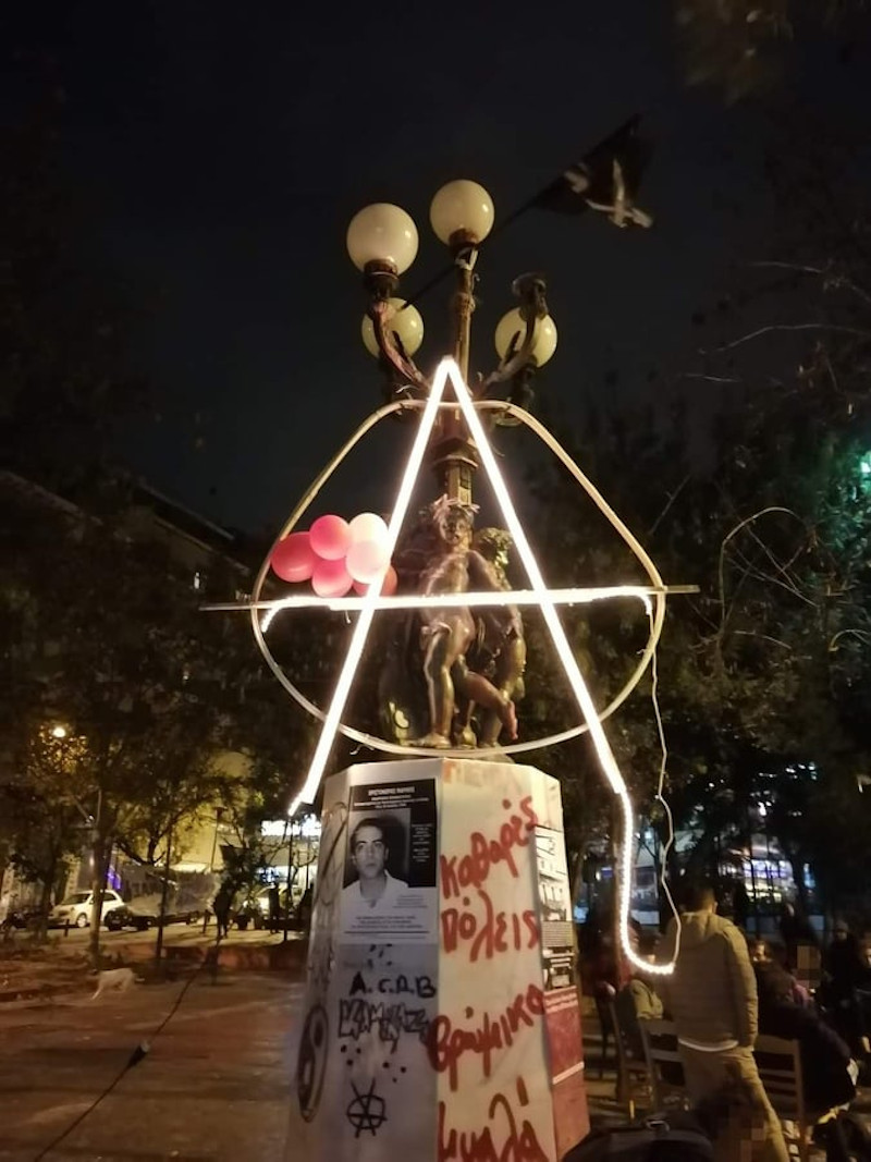 Εξάρχεια: Έκαψαν τα δέντρα και «στόλισαν» αντιεξουσιαστικό «Α»