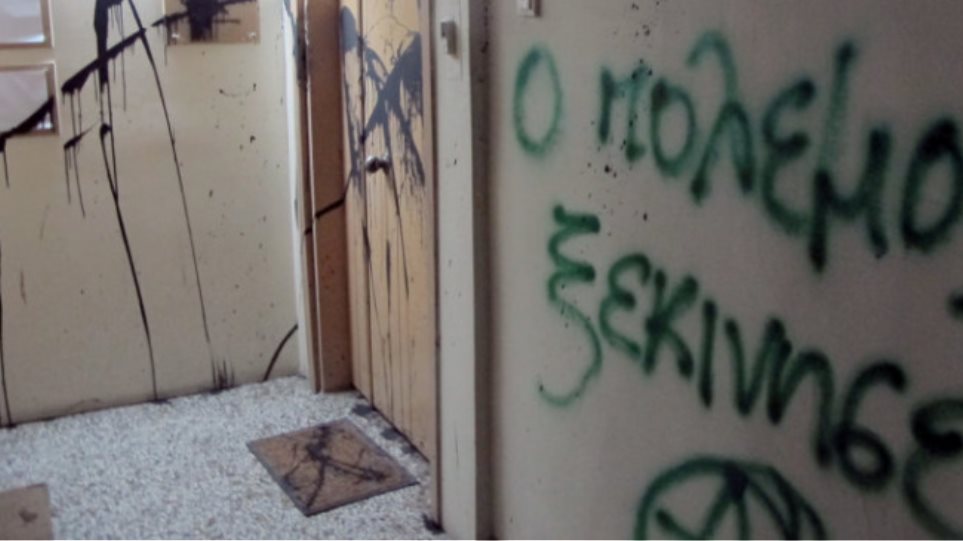 Αντιεξουσιαστές ΘΣΝ: “Επιλέξαμε να επιτεθούμε με μπογιές στο γραφείο της βουλευτή της ΝΔ, θέλοντας να τη στοχοποιήσουμε”