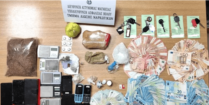 Βόλος: Αρχηγός κυκλώματος εμπορίας ναρκωτικών δήλωνε άπορος και έτρωγε σε συσσίτια- Μεταξύ των συλληφθέντων και κοινωνική λειτουργός