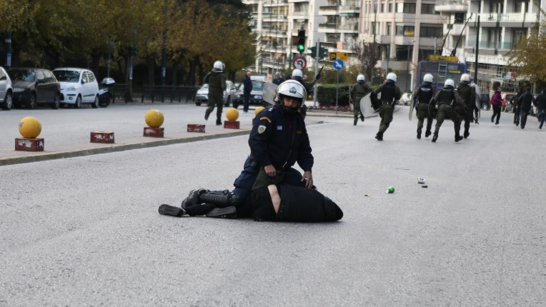 Ευελπίδων: Ένταση με αλληλέγγυους για τους συλληφθέντες στην επιχείρηση στο Κουκάκι