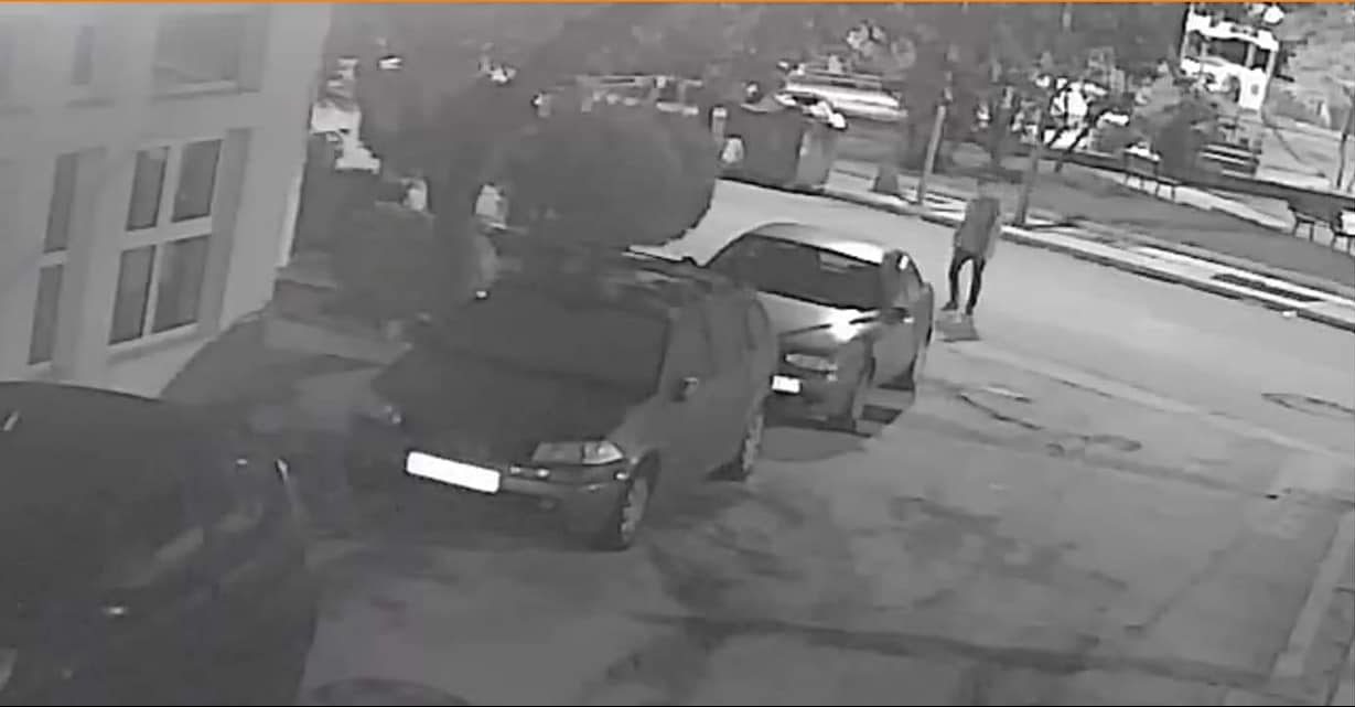 Αμφιάλη, Κερατσίνι: Αναζητούν το δράστη που προκαλεί εμπρησμούς και φθορές με διαβρωτικό υγρό σε σταθμευμένα αυτοκίνητα
