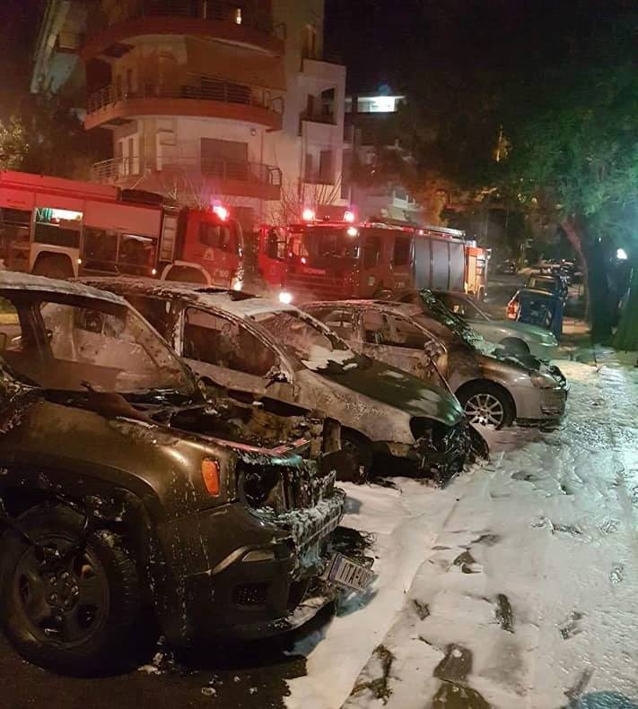 Μαρούσι: Καίγονται ΙΧΕ- Εμπρηστική επίθεση σε σταθμευμένα οχήματα