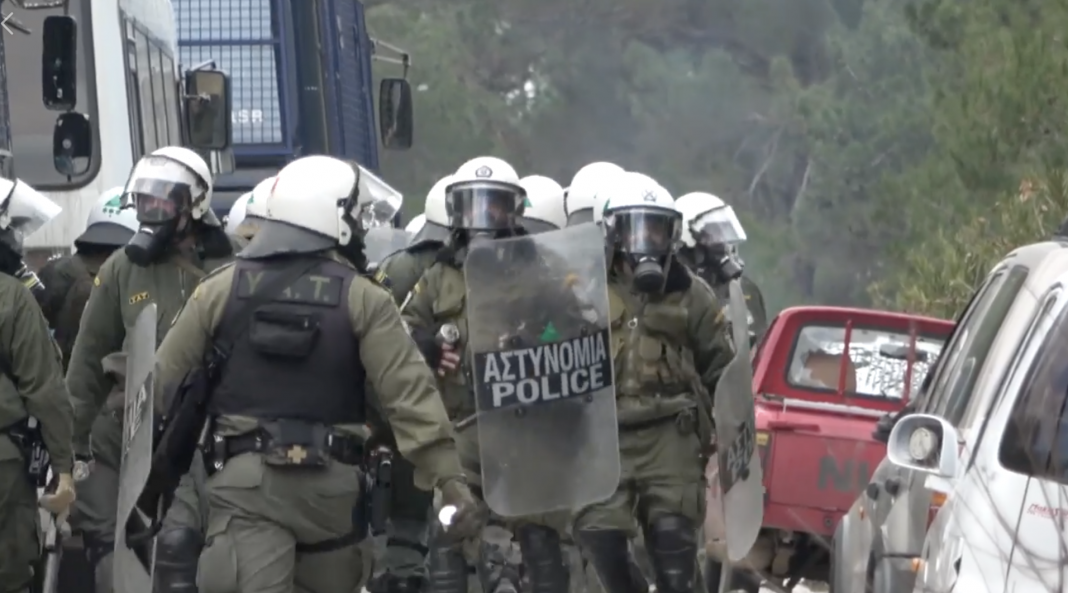 Λέσβος: Αστυνομικός διμοιρίας προκαλεί θραύση στα τζάμια σταθμευμένου ΙΧΕ (video)