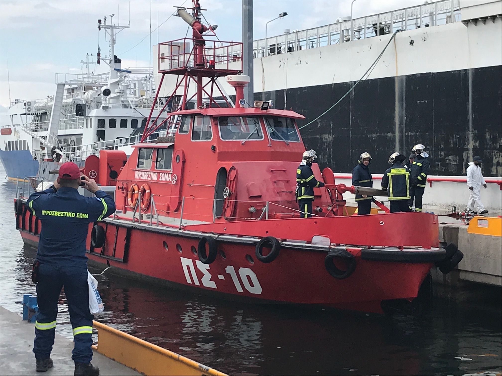 Πέραμα: Πυρκαγιά σε παροπλισμενο δεξαμενόπλοιο