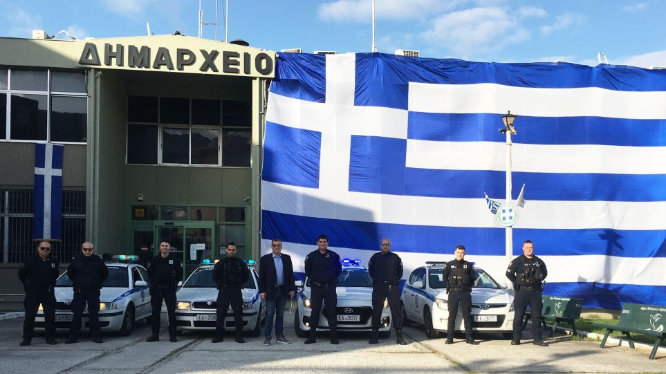 Μπροστά στη σημαία 350 τμ που καλύπτει το Δημαρχείο Ελληνικού Αργυρούπολης φωτογραφήθηκαν τα πληρώματα της Αμεσης Δράσης