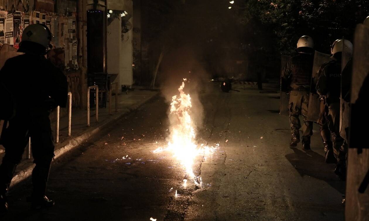 Εξάρχεια: Κινητικότητα και μολώτοφ από την πλατεία- Προηγήθηκε πορεία του «χώρου» μέχρι την περιοχή της Κυψέλης