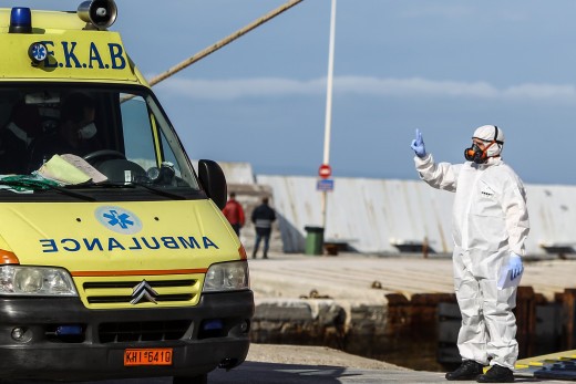 Ικαρία: Τρεις νομικοί αιτούνται να πληρώσει την αεροδιακομιδή του ο 25χρονος που επέστρεψε από το Λονδίνο