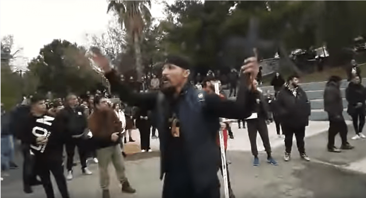 Αγία Βαρβάρα, Αιγάλεω: Αγνόησαν τα μέτρα και πήγαν σε εκκλησιασμό στον προαύλιο χώρο του Ι.Ν Προφήτη Ηλία- Μια σύλληψη (video)