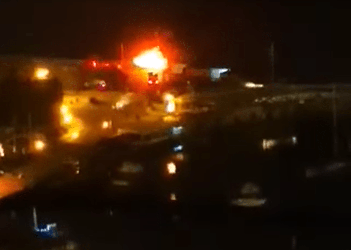 Μικρολίμανο: Φωτιά σε λέμβο εντός χώρου στάθμευσης σκαφών (video)