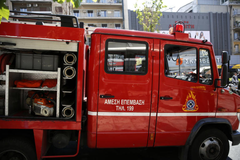 Πειραιάς: Στο έργο κατάσβεσης φωτιάς σε διαμέρισμα η Πυροσβεστική