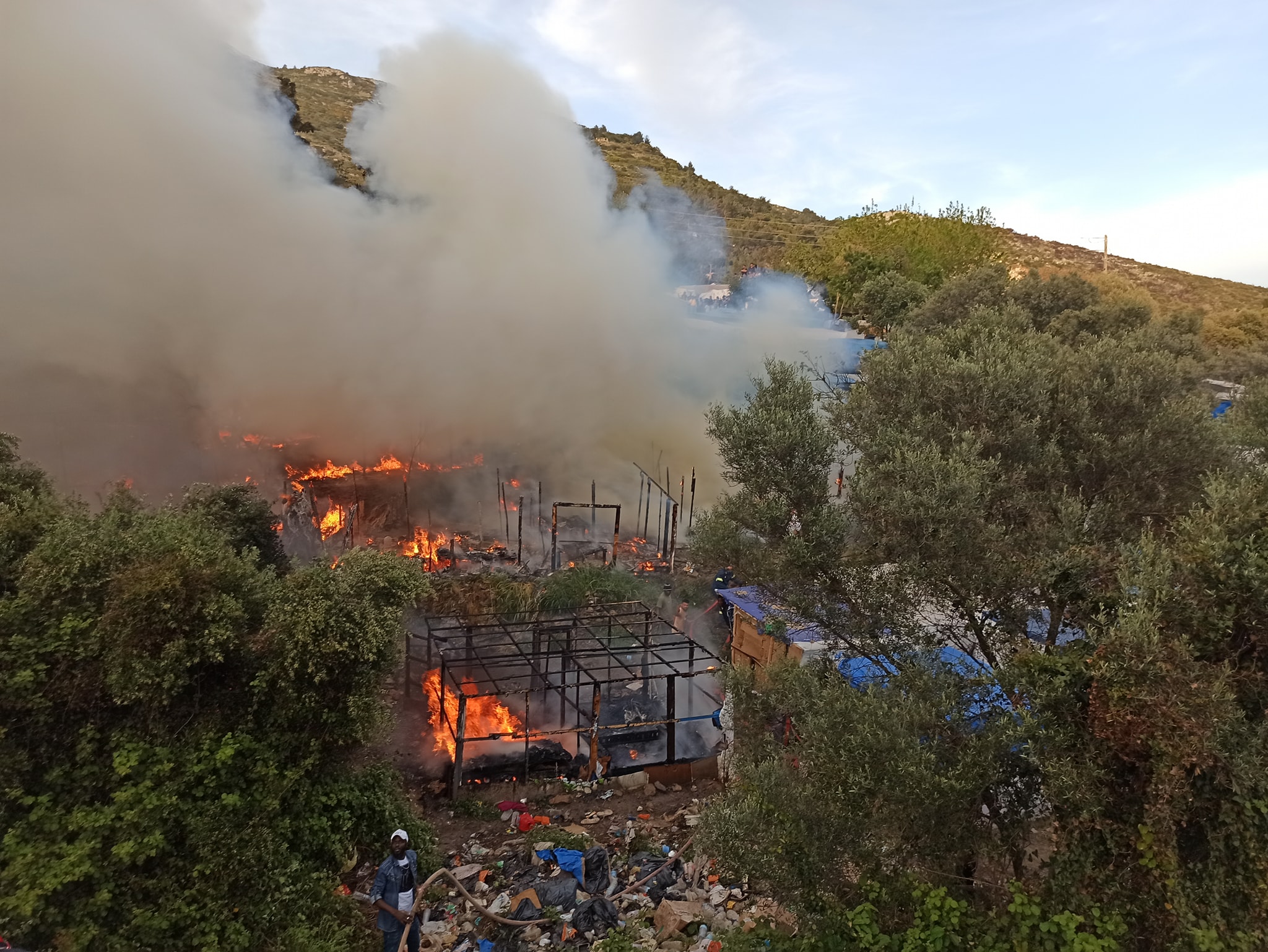 ΚΥΤ Σάμου: Πυρκαγιά στη δομή λαθρομεταναστών (video)