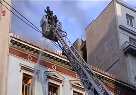 Ομόνοια: Πυρκαγιά σε διώροφο νεοκλασικό κτήριο- Ισχυρές δυνάμεις της Πυροσβεστικής