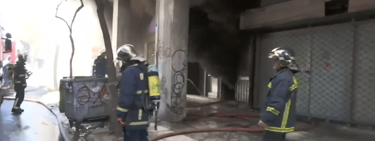 Μεταξουργείο: Φωτιά σε υπόγειο, στεγάζεται αποθήκη -Κινέζικο. Επιχειρεί η Πυροσβεστική
