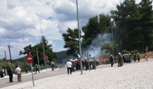 Μαλακάσα: Επεισόδια με κατοίκους- Διαμαρτύρονται για τη λειτουργία δομής λαθρομεταναστών (video)