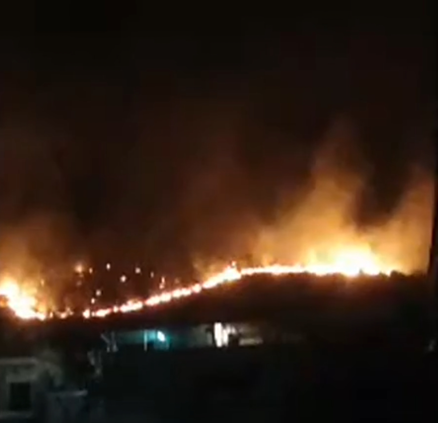 Πέραμα: Σε εξέλιξη πυρκαγιά- Καταγγελία περιοίκων για φωτοβολίδα που προκάλεσε την εστία της φωτιάς