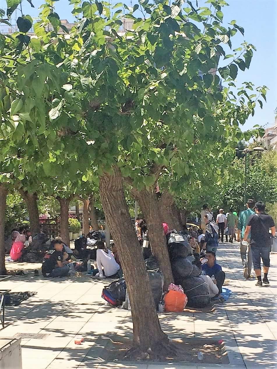 Στα 153 τα κρούσματα και στην πλατεία Βικτωρίας.. λιάζονται και συνωστίζονται