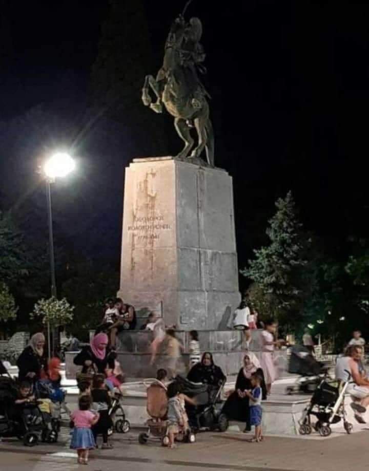 Τρίπολη: Λαθρομετανάστες στην πλατεία της επαρχειακης πόλης