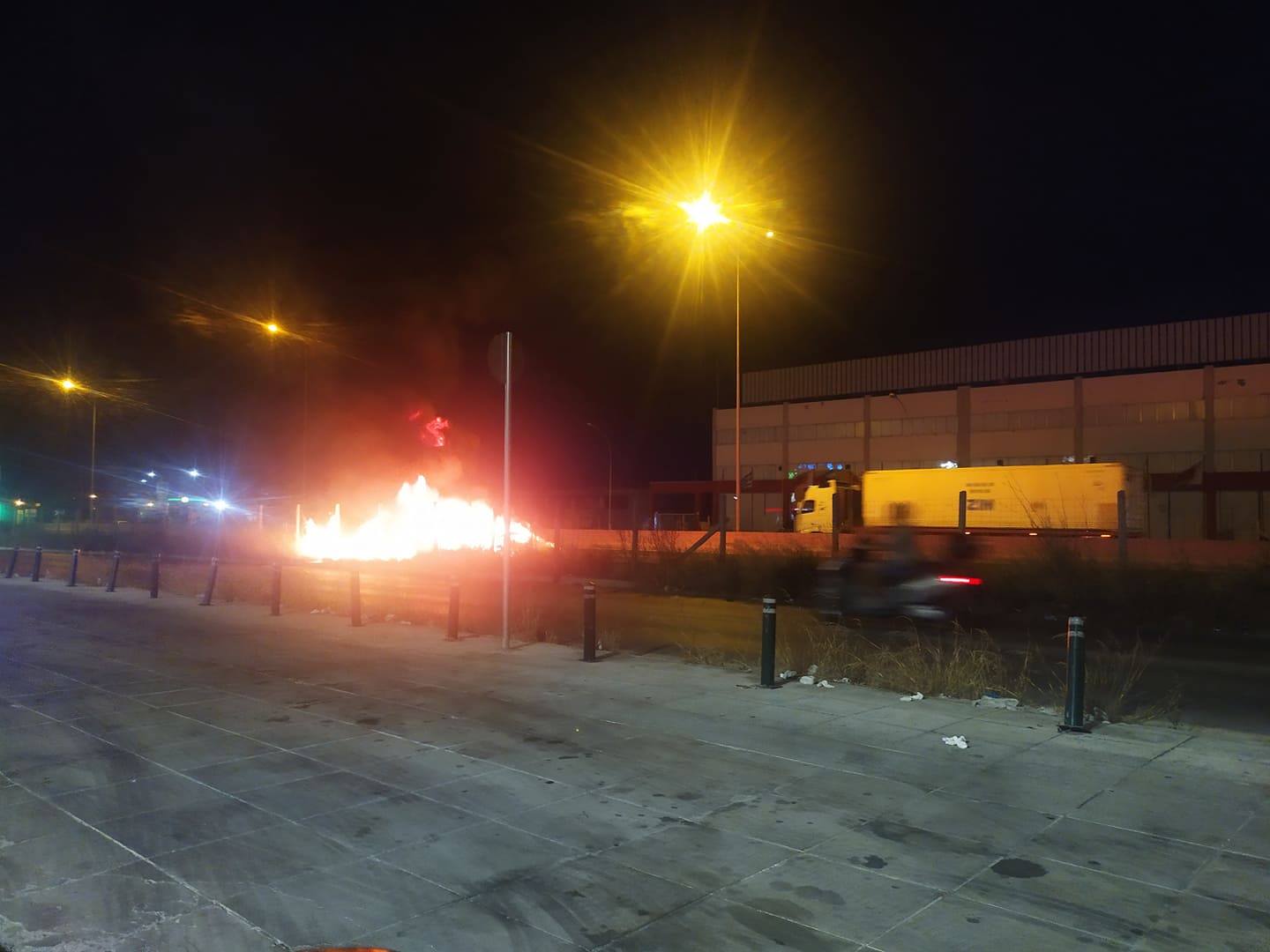 Εκάλη: Ξέσπασε φωτιά σε όχημα (φωτο)