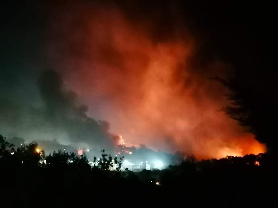 Μόρια, Λέσβου: Φωτιά στον καταυλισμό με τους λαθρομετανάστες- Επιθέσεις δέχονται οι Πυροσβέστες