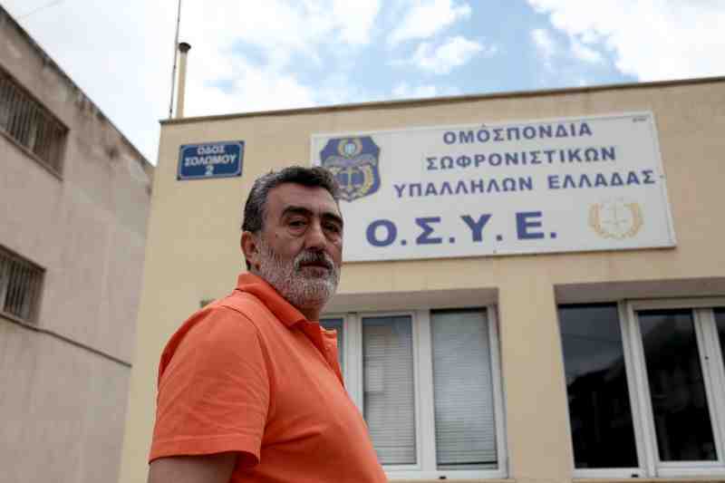 “Όπως και αυτοί της 17Ν, οι κρατούμενοι της Χρυσής Αυγής ήταν οι πιο πειθαρχημένοι που είδα ποτέ. Τους έχουν φορτώσει πράγματα και ο κόσμος το ξέρει αυτό. Δεν σπεκουλάρω ούτε κάνω αβάντα“. Τον κοιτάζω καλά καλά, απορημένος. Αυτός διαβάζει αμέσως την αντίρρηση στη μούρη μου και συνεχίζει. “Έχω το θάρρος να λέω την άποψή μου. Προφανώς πρέπει να πληρώσει το ρεμάλι που σκότωσε το παιδί (σ.σ. τον Παύλο Φύσσα) και όσοι έχουν τραμπουκίσει ή χτυπήσει κόσμο. Δεν μπορείς όμως να τα φορτώνεις σε μια ολόκληρη οργάνωση. Είναι επικίνδυνα παιχνίδια αυτά. Δεν μπορεί ο δημοκράτης να κλείνει τα μάτια σε αυτό. Ποιος από μας θα ήθελε να χάσει με έναν άδικο τρόπο”;