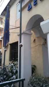 Η είσοδος των γραφείων της “Ομόνοιας” στους Αγίους Σαράντα, μετά την βεβήλωση της σημαίας.