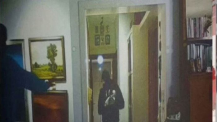 Σε φωτογραφικό ντοκουμέντο όπως μεταδίδει η ΕΡΤ έχει καταγραφεί ο καταζητούμενος δραπέτης ληστής