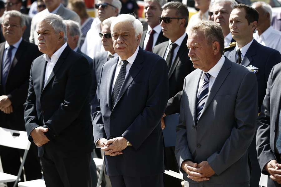 Ο Πρόεδρος της Δημοκρατίας Προκόπης Παυλόπουλος (Κ), ο αναπληρωτής υπουργός Προστασίας του Πολίτη Νίκος Τόσκας (Α) και ο αντιπεριφερειάρχης Ανατολικής Αττικής Πέτρος Φιλίππου (Δ), παρευρίσκονται σε εκδήλωση μνήμης για τον εθελοντή πυροσβέστη, Ανθυποσμηναγό Βασίλειο Φιλίππου, που πέθανε στην μάχη με τη φωτιά στις 25-08-2017, στα Καλύβια Θορικού, κοντά στην Αθήνα, Κυριακή 3 Σεπτεμβρίου 2017.  ΑΠΕ-ΜΠΕ/ΑΠΕ-ΜΠΕ/ΓΙΑΝΝΗΣ ΚΟΛΕΣΙΔΗΣ