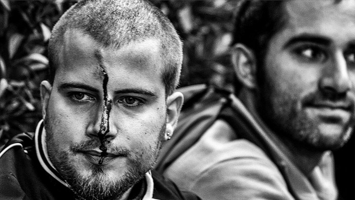 ΑΘΗΝΑ – ΕΛΛΑΣ, Απρίλιος 2010. Τραυματισμένος διαδηλωτής περιμένει για την προσαγωγή του, μετά την βία που ξέσπασε κατά τη διάρκεια πορείας για τον εορτασμό της πρώτης επετείου από την δολοφονία του Γρηγορόπουλου από αστυνομικό. ΑΘΗΝΑ – ΕΛΛΑΣ, Απρίλιος 2010. Τραυματισμένος διαδηλωτής περιμένει για την προσαγωγή του, μετά την βία που ξέσπασε κατά τη διάρκεια πορείας για τον εορτασμό της πρώτης επετείου από την δολοφονία του Γρηγορόπουλου από αστυνομικό