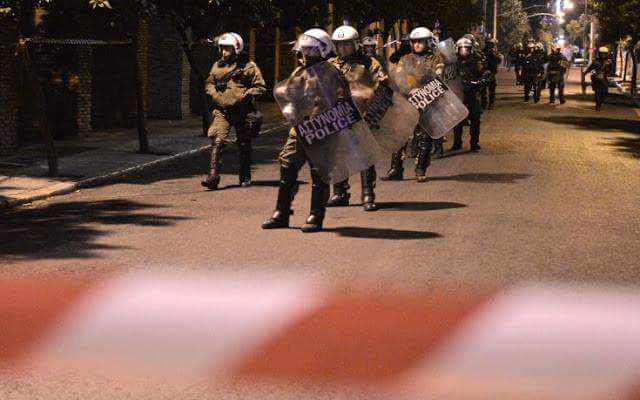 Εξάρχεια: Καταδρομική σε βαρος των ΜΑΤ στη Χ.Τρικούπη