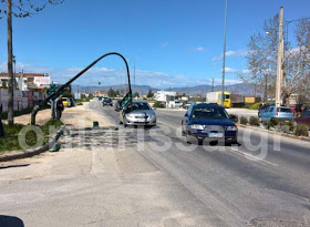 Λάρισα: Έπεσε φωτεινός σηματοδότης σε εν’κινήσει όχημα