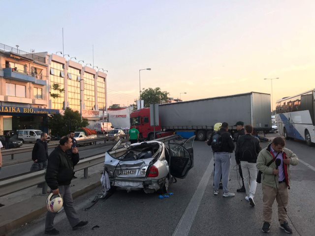 Αιγάλεω: Σοβαρό τροχαίο με δύο νεκρούς κι έναν τραυματία σε παράσυρση δύο ΙΧΕ από νταλίκα