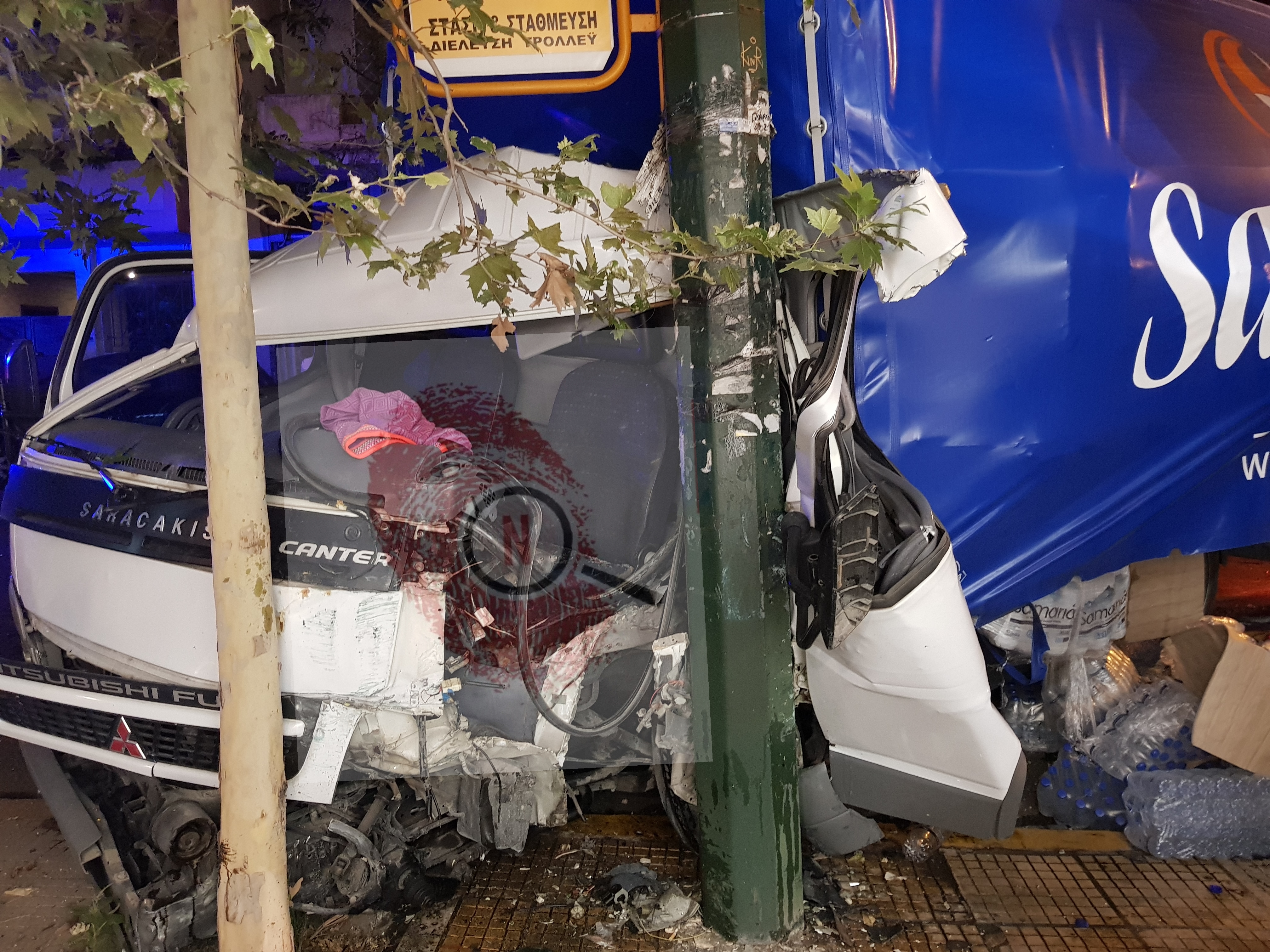 Αθήνα: Σοβαρό τροχαίο με σύγκρουση ΔΧΦ και ΙΧΕ- Ελαφρά τραυματίσθηκε 4άχρονη και η μητέρα της