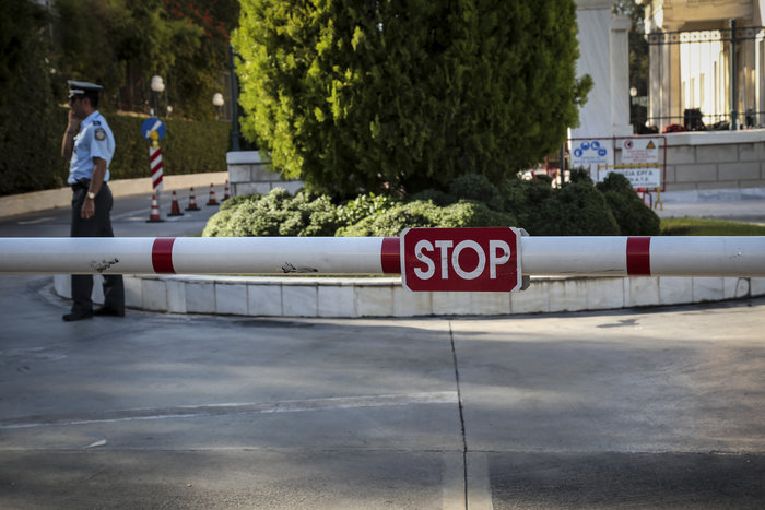 Βουλή: Οινόφλυγας ο οδηγός που εισέβαλλε με ΙΧΕ στο Κοινοβούλιο
