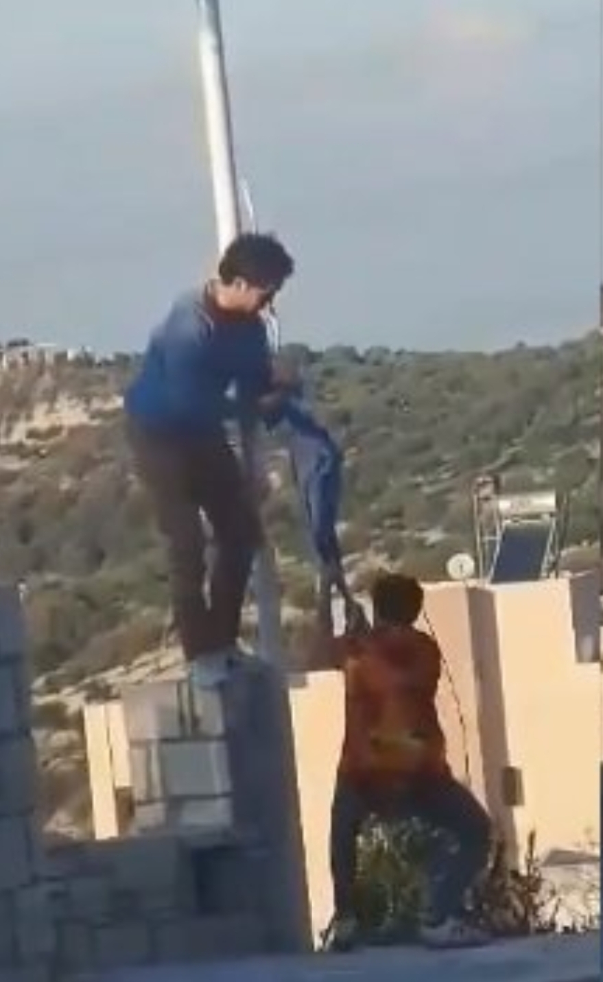 Ηράκλειο: Κατέβασαν την ελληνική σημαία, την έσκισαν και αποχώρησαν- (βιντεο)