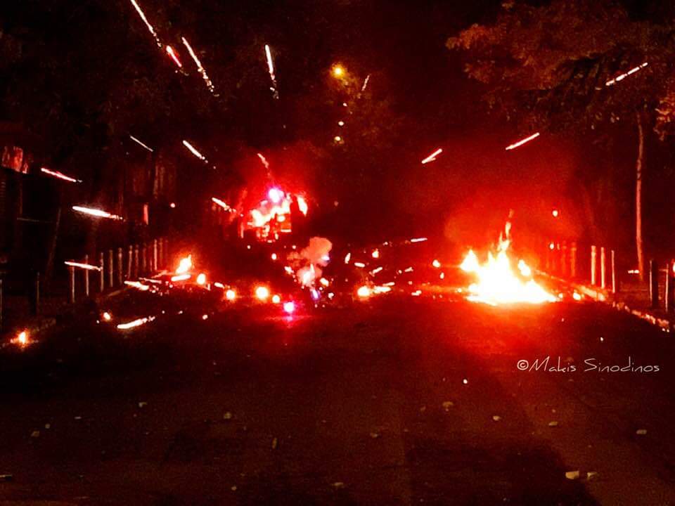 Εξάρχεια: Ενας τραυματίας από πτώση μεταξύ των ταραξιών