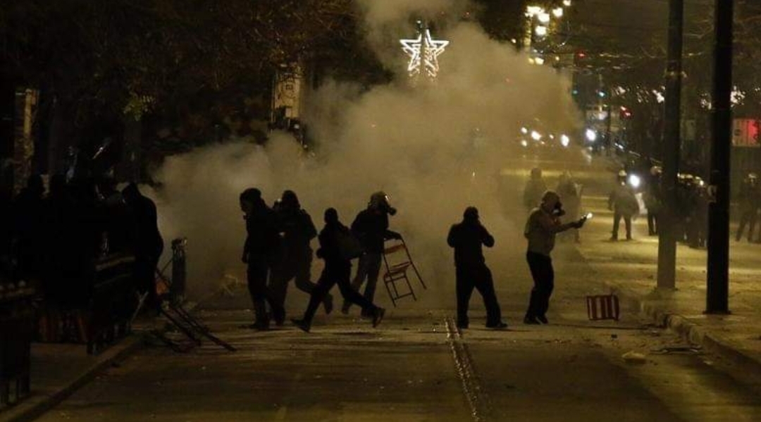 Εξάρχεια: Συλλήψεις και προσαγωγές ατόμων- Τραυματίες δύο Αστυνομικοί κι ένας ανήλικος μεταξυ των ταραξιών απο πτώση