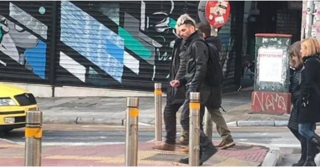 Βόλτα στο κέντρο της Αθήνας ο Τρομοκράτης της 17Ν, σε άδεια απο τη Φυλακή, Δημ.Κουφοντίνας με το γιό του και παρέα