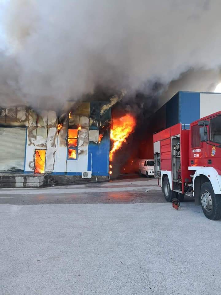 Γλυκά Νερά: Σε εξέλιξη πυρκαγιά σε αποθήκη