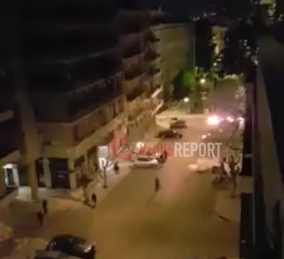 Εξάρχεια: Σε εξέλιξη επιθέσεις με μολωτοφ κατά της διμοιρίας των ΜΑΤ