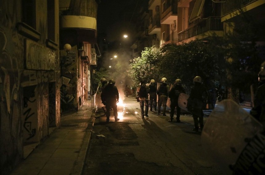 Εξαρχεια: Επίθεση στη διμοιρία- Αναζητούν τους αναβάτες δικύκλων