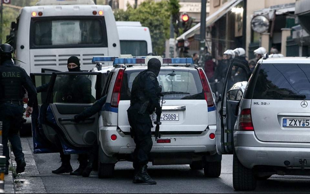 Στιγμιότυπο από πρόσφατη αστυνομική επιχείρηση ανακατάληψης κτιρίων στα Εξάρχεια. Σήμερα στην περιοχή υπάρχουν συνολικά 23 κτίρια υπό κατάληψη, στα 12 από τα οποία διαμένουν πρόσφυγες, ενώ τα 11 έχουν καταληφθεί από ομάδες αναρχικών. INTIME NEWS