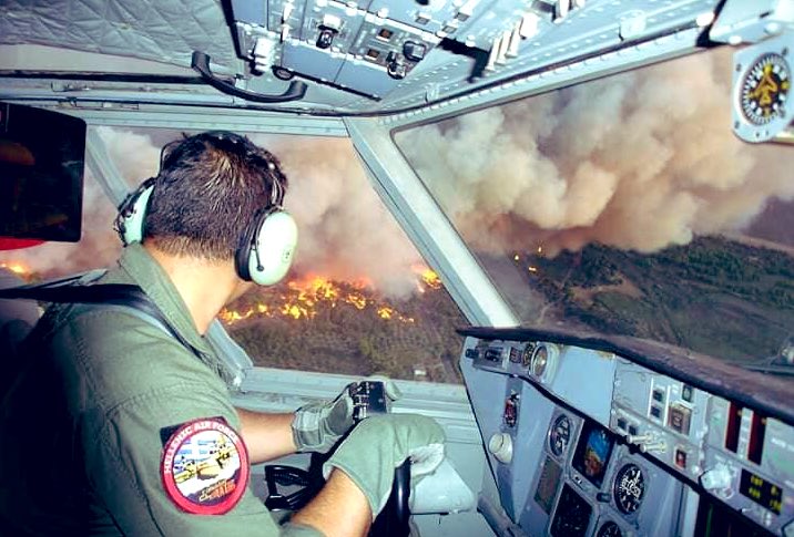 Εύβοια: Πάνω από το μέτωπο της φωτιάς, στο κοκπιτ του αεροσκάφους δασοπυρόσβεσης (ΦΩΤΟ)