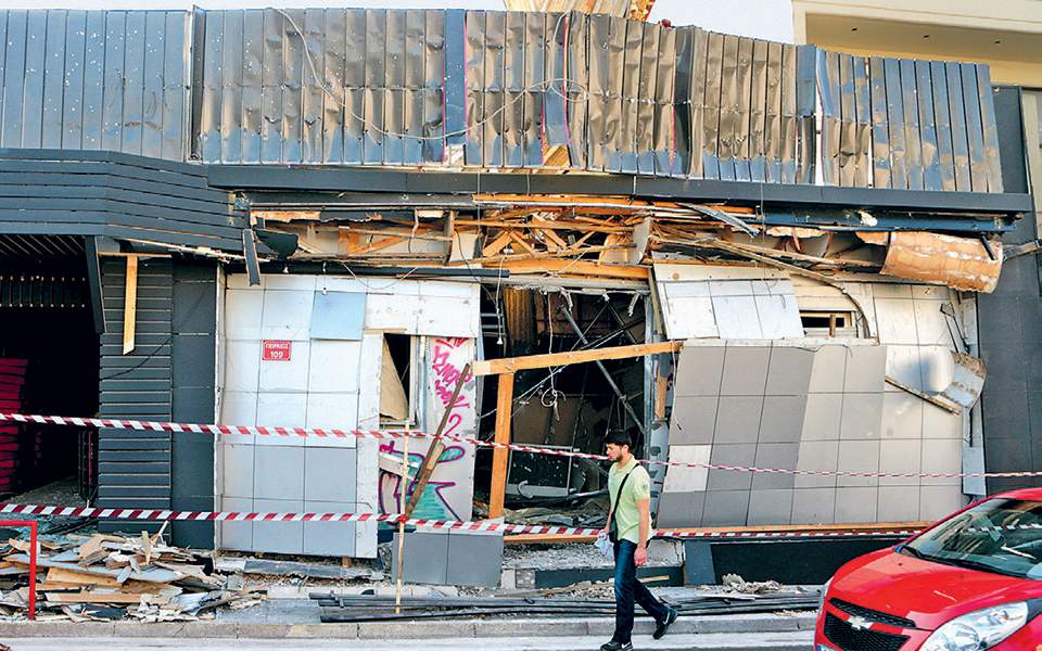«Επαναστατημένοι αναρχικοί»: Τρεις προκηρύξεις- Ανάληψη για μια άγνωστη επιθεση στα ΜΑΤ και την εκρηξη στο Στριπτιζάδικο