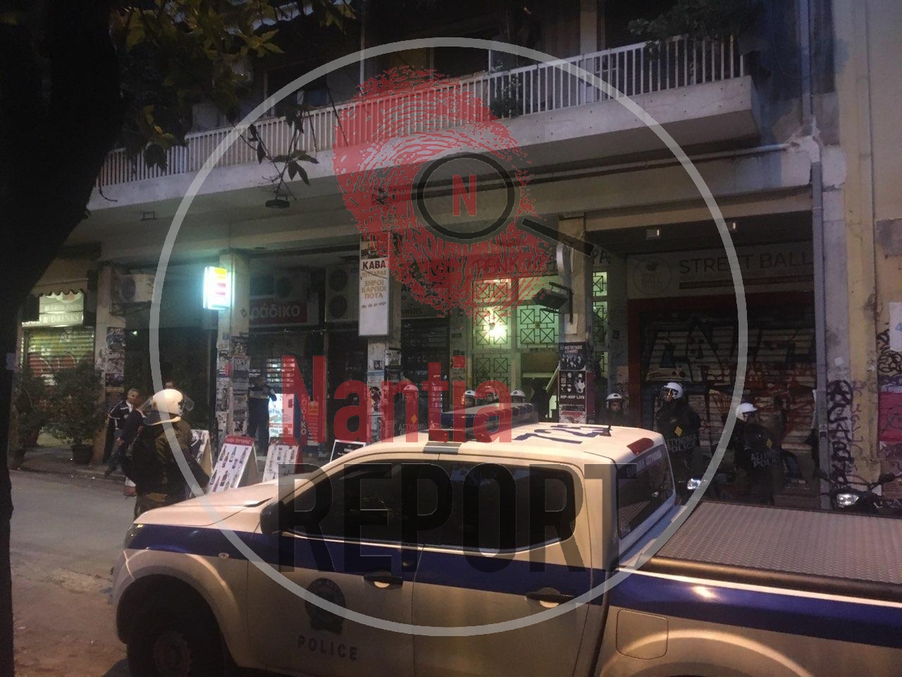 Εξάρχεια: Είσοδος των ΜΑΤ με πολιορκητικό κριό σε πολυκατοικία στην οποία έχουν κίνηση ιπτάμενοι αντιεξουσιαστές